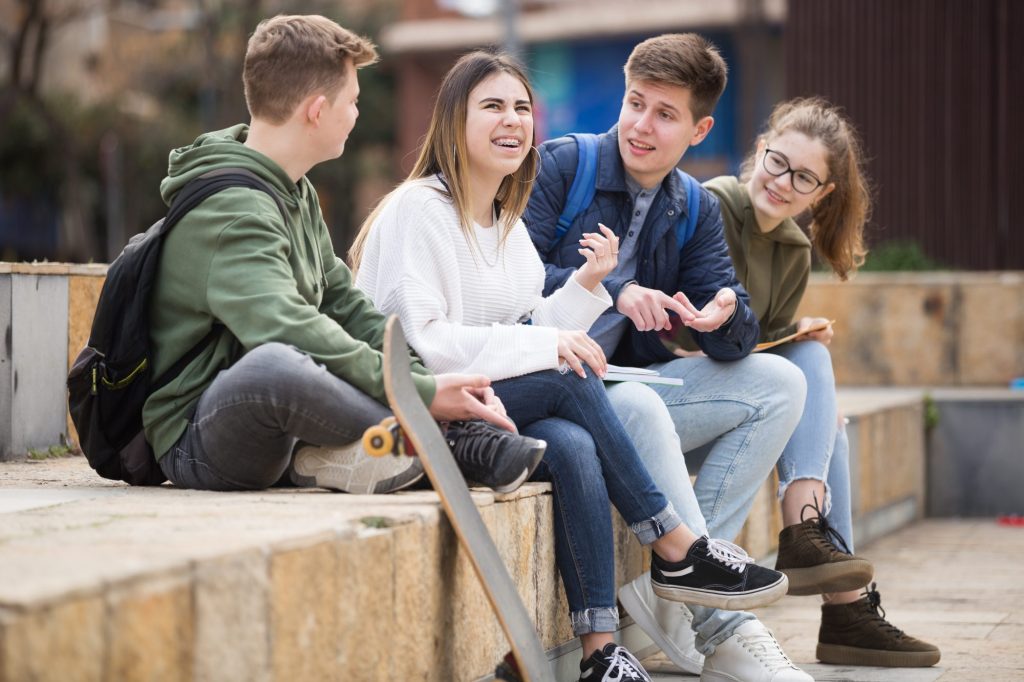 Gruppe Jugendlicher im Gespräch im Freien