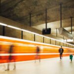 Einfahrende U-Bahn in einer unterirdischen Station, Fahrgäste auf dem Perron
